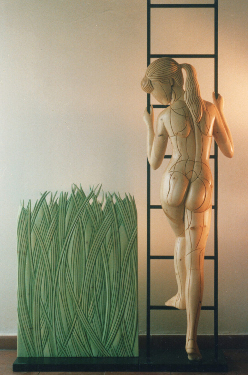 107 1986 donna sulla scala e ciuffo d'erba sculture lignee policrome e ferro