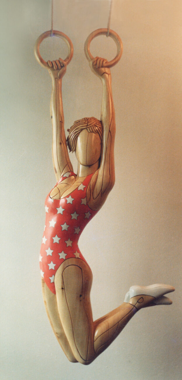 114 1988 ginnasta con gli anelli scultura lignea