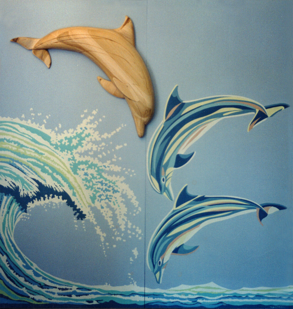 1997 delfini e onda scultura lignea su pannello dipinto
