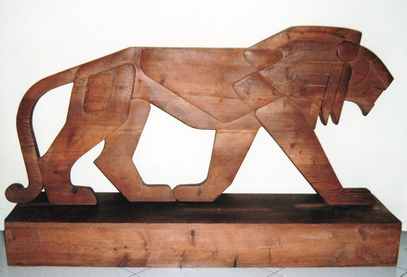 64 1976 leone scultura lignea