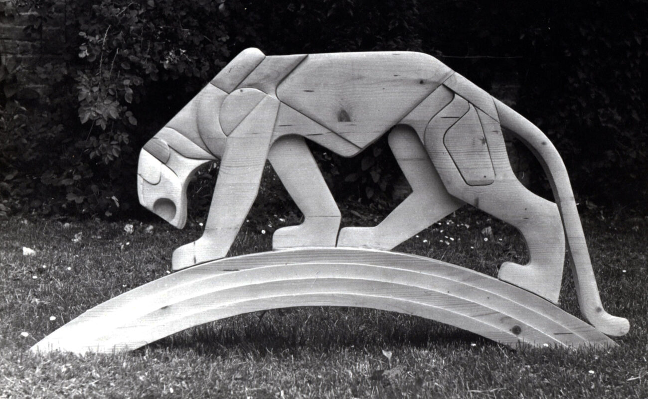 73 1977 leonessa su arco scultura lignea