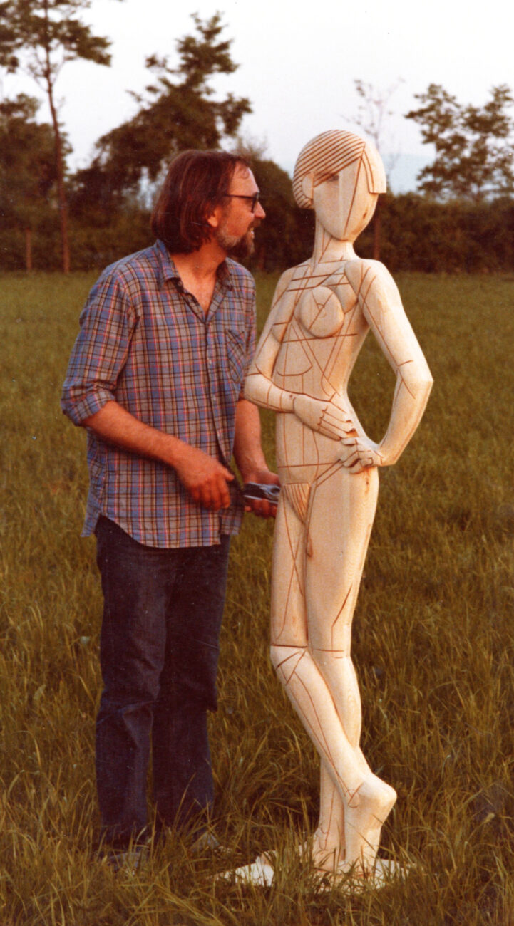 84 1980 l'artista con una scultura