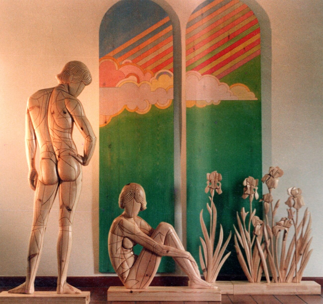 98 1983 uomo, donna, iris e cielo sculture lignee e pannelli dipinti