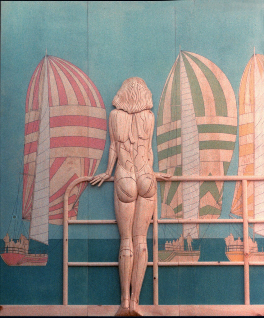 1984 donna e regata, scultura lignea su pannelli dipinti in acrilico