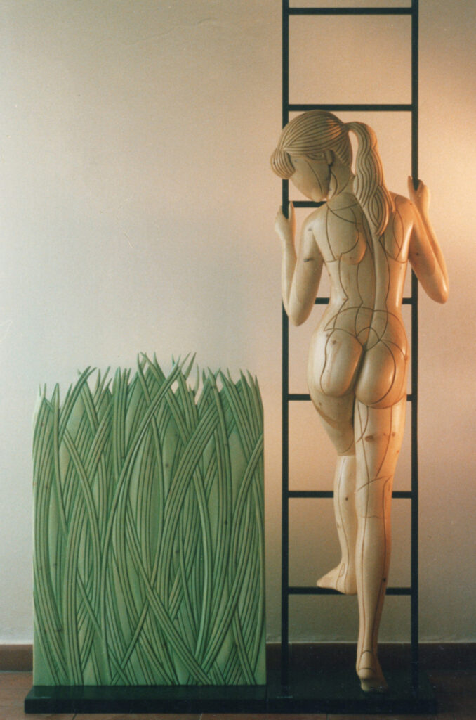 1986 donna sulla scala e ciuffo d'erba, sculture lignee policrome e ferro