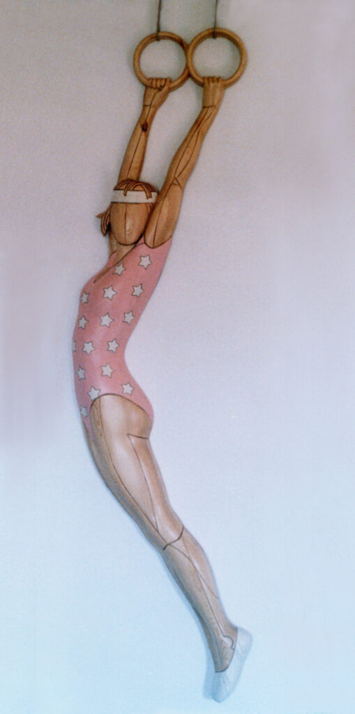 1987 ginnasta con gli anelli, scultura lignea policroma