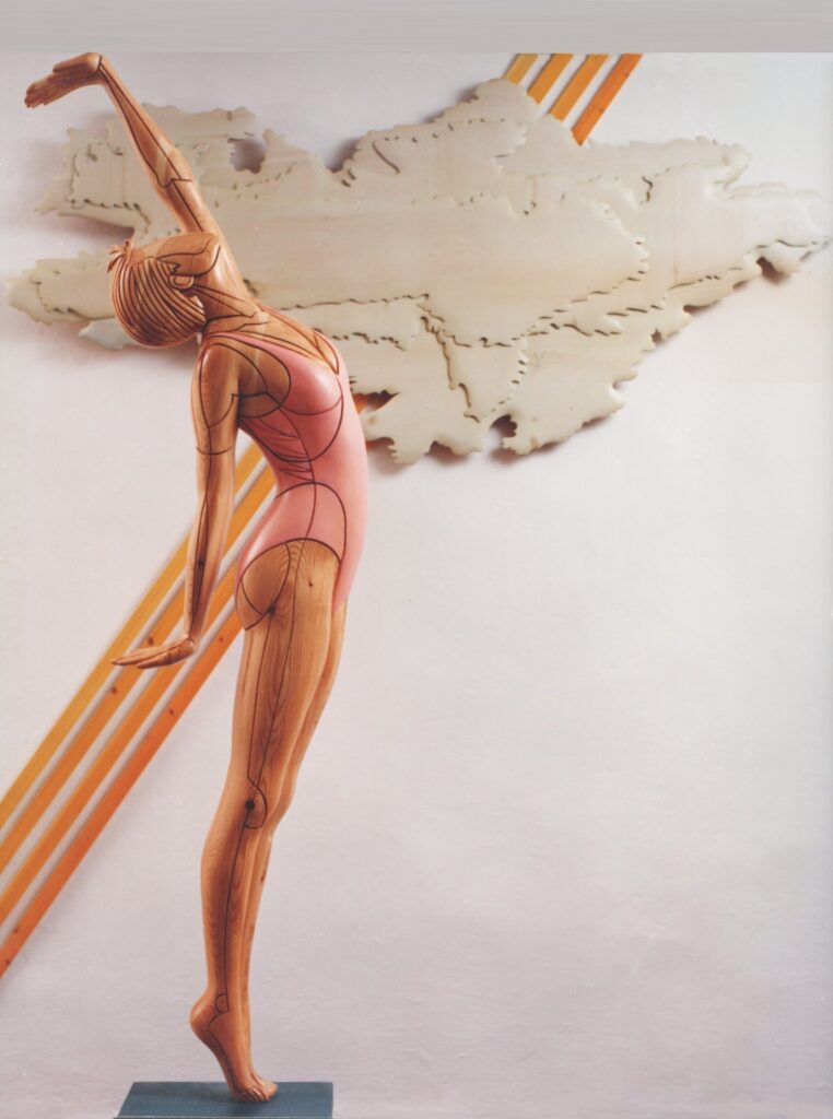 1987 donna in costume e cielo, sculture lignee policrome