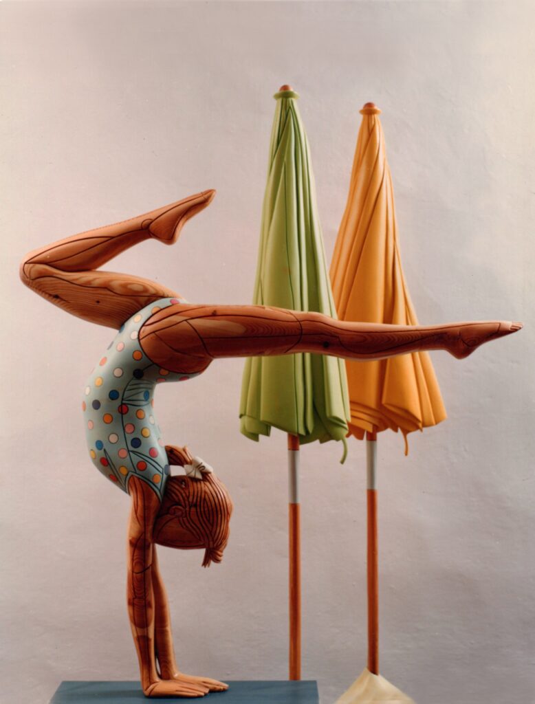 1987 ginnasta e ombrelloni, sculture lignee policrome