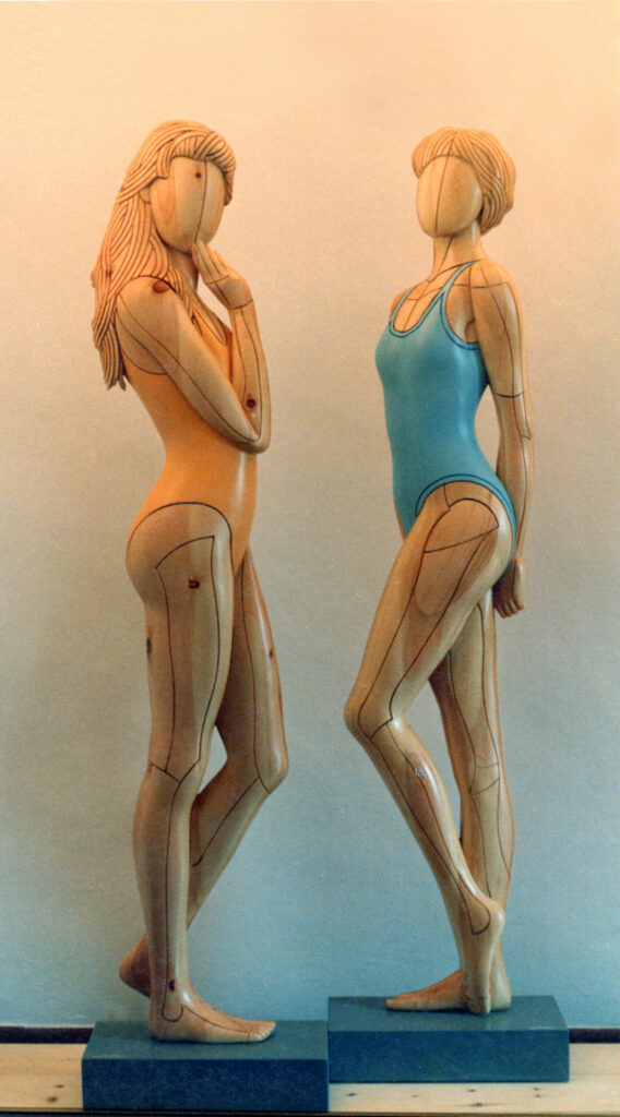 1989 donne in costume, sculture lignee policrome