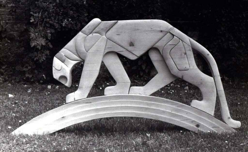 1977 leonessa su arco, scultura lignea