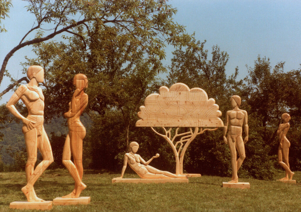 1980 personaggi e albero, sculture lignee