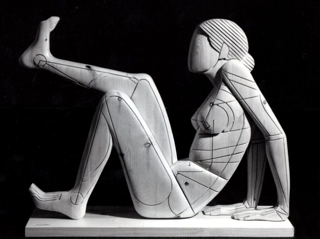 1981 donna seduta, scultura lignea