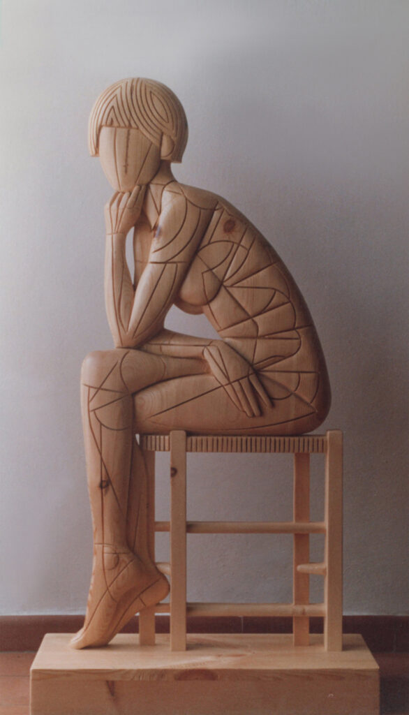 1981 donna seduta, scultura lignea
