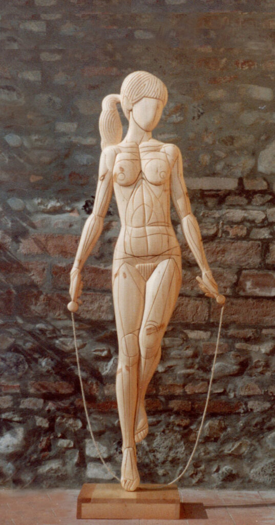1982 donna che salta la corda, scultura lignea