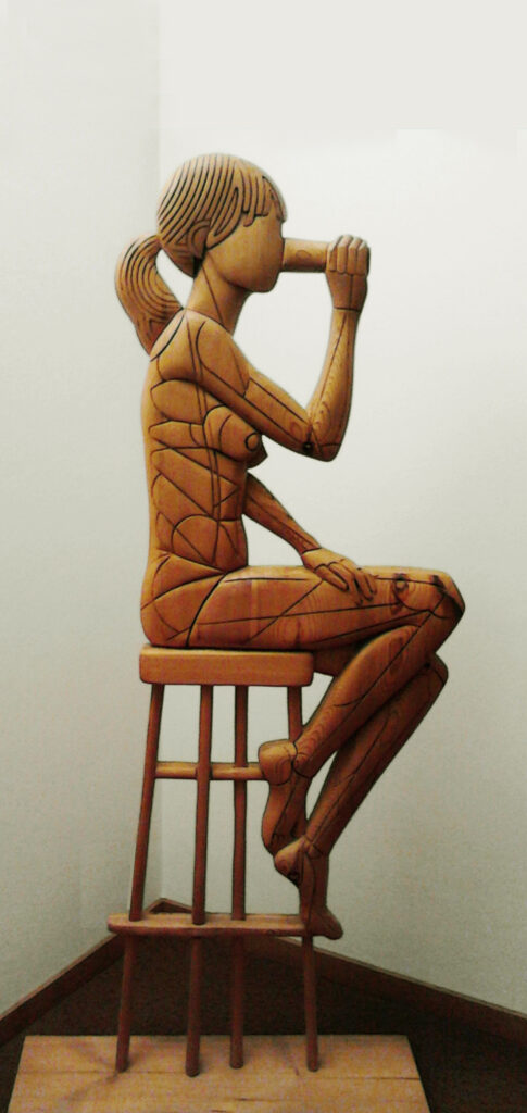 1982 donna sullo sgabello che beve, scultura lignea