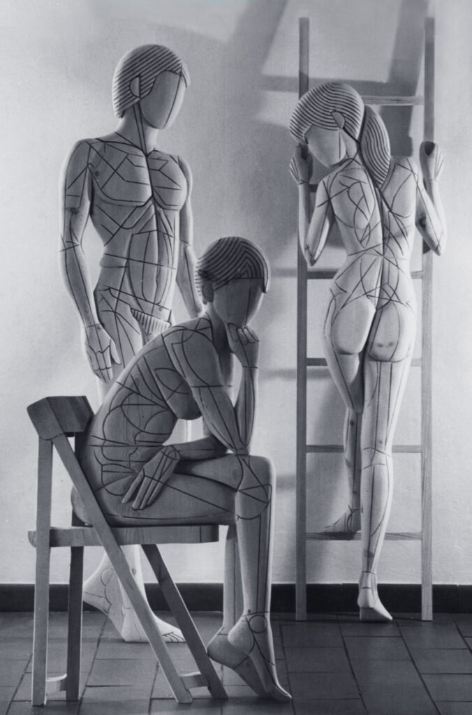 1983 figure, sculture lignee