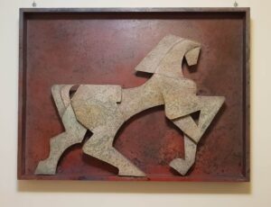 1973 cavallo, bassorilievo smalto su legno